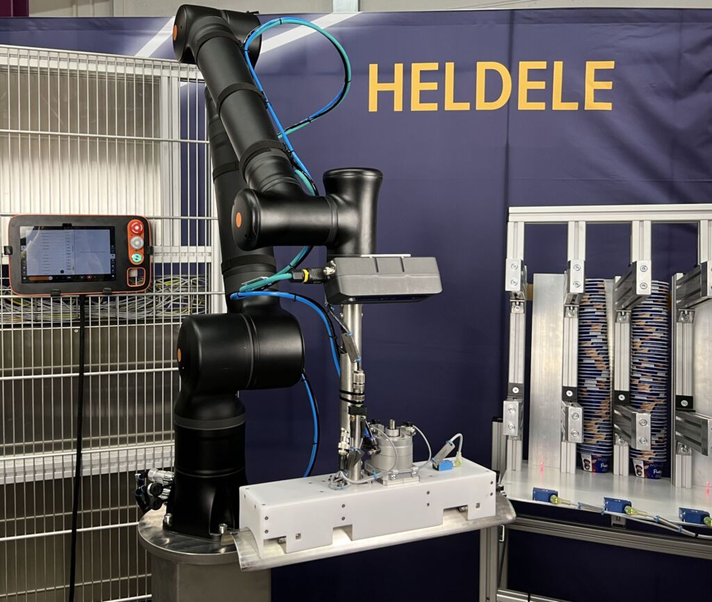 Flexible Automatisierung für die Verpackungsindustrie 1 Photo PI Kassow Robots Becherhandling