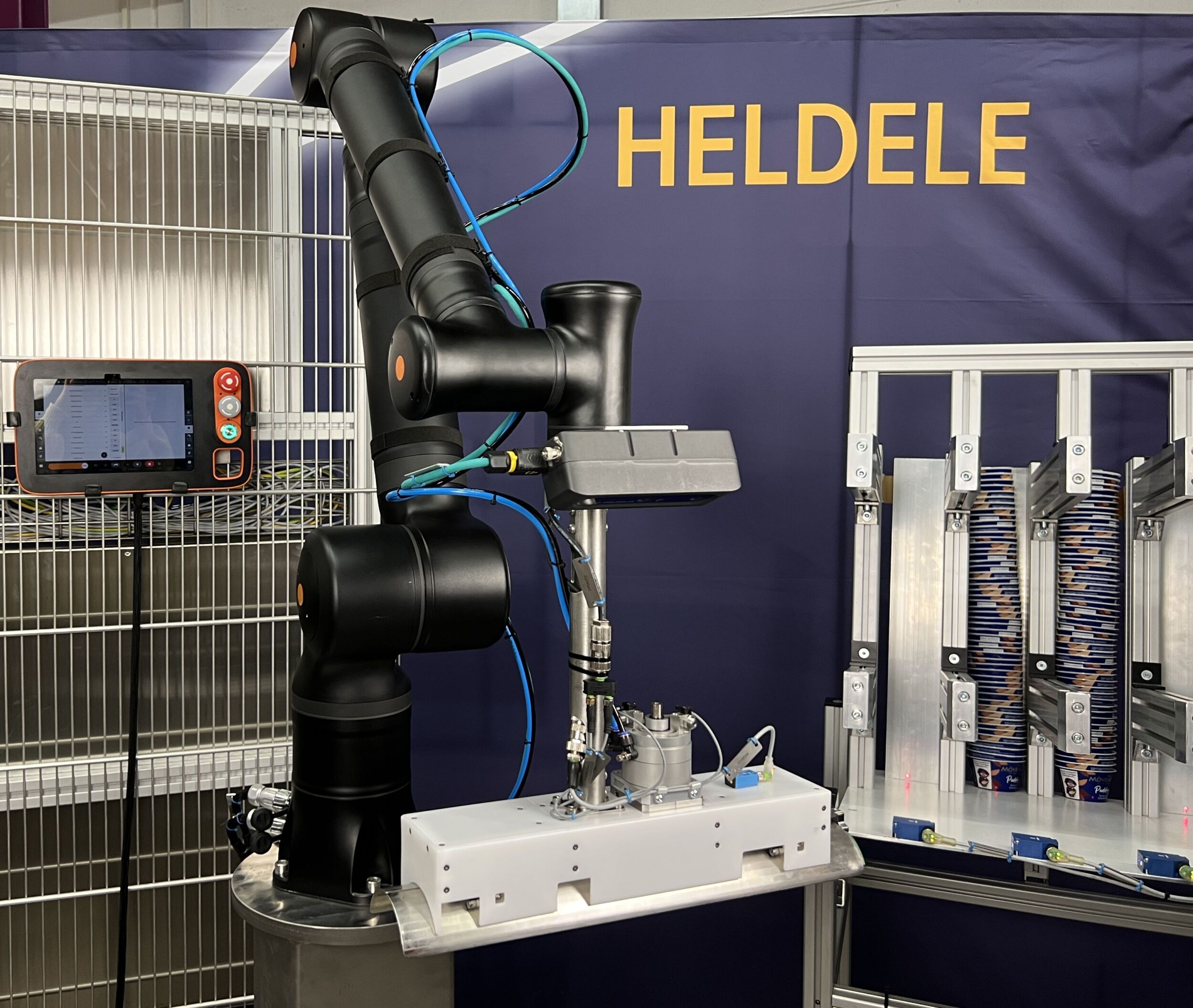 Flexible Automatisierung für die Verpackungsindustrie 2 Photo PI Kassow Robots Becherhandling
