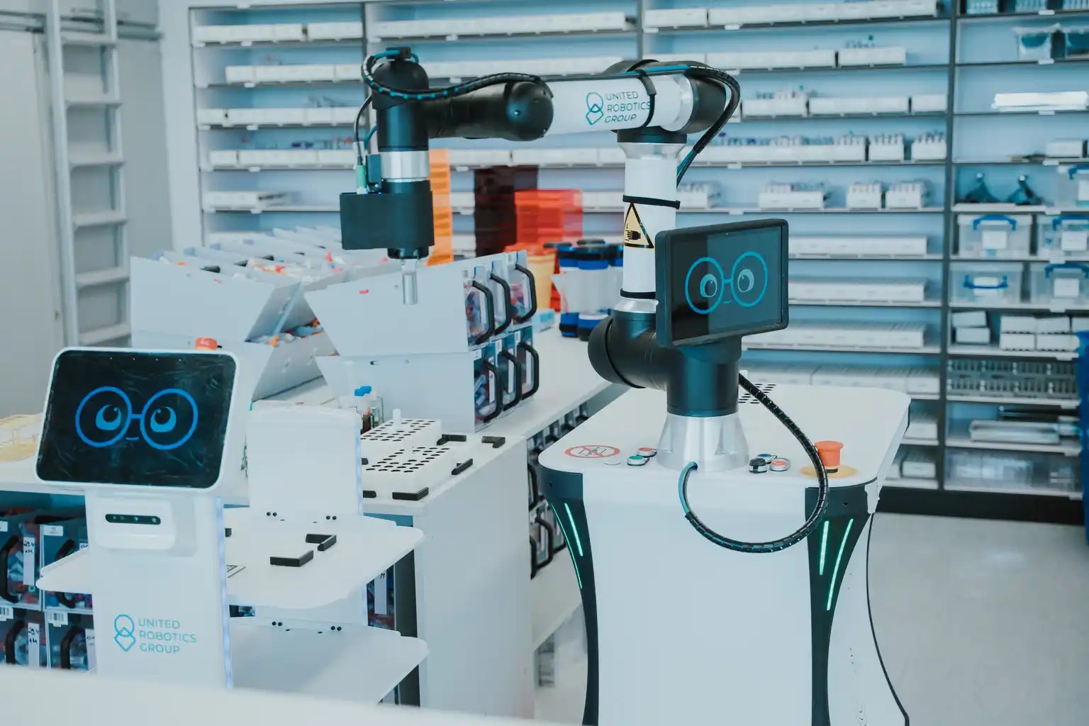 Zusammenarbeit von Mensch und Maschine im Gesundheitswesen 1 Pressefoto Service Roboter uLab Mobile Transportroboter uLog Deliver Labor MLL%C2%A9United Robotics Group