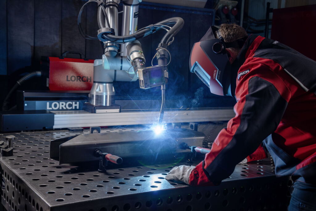 Schnell programmiert, effizient und flexibel 1 H. Gewing setzt als Unternehmen
für Metall- und Blechbearbeitung
auf die Lorch Cobot Welding
Solutions, um seine Mitarbeiterinnen und Mitarbeiter zu entlasten.