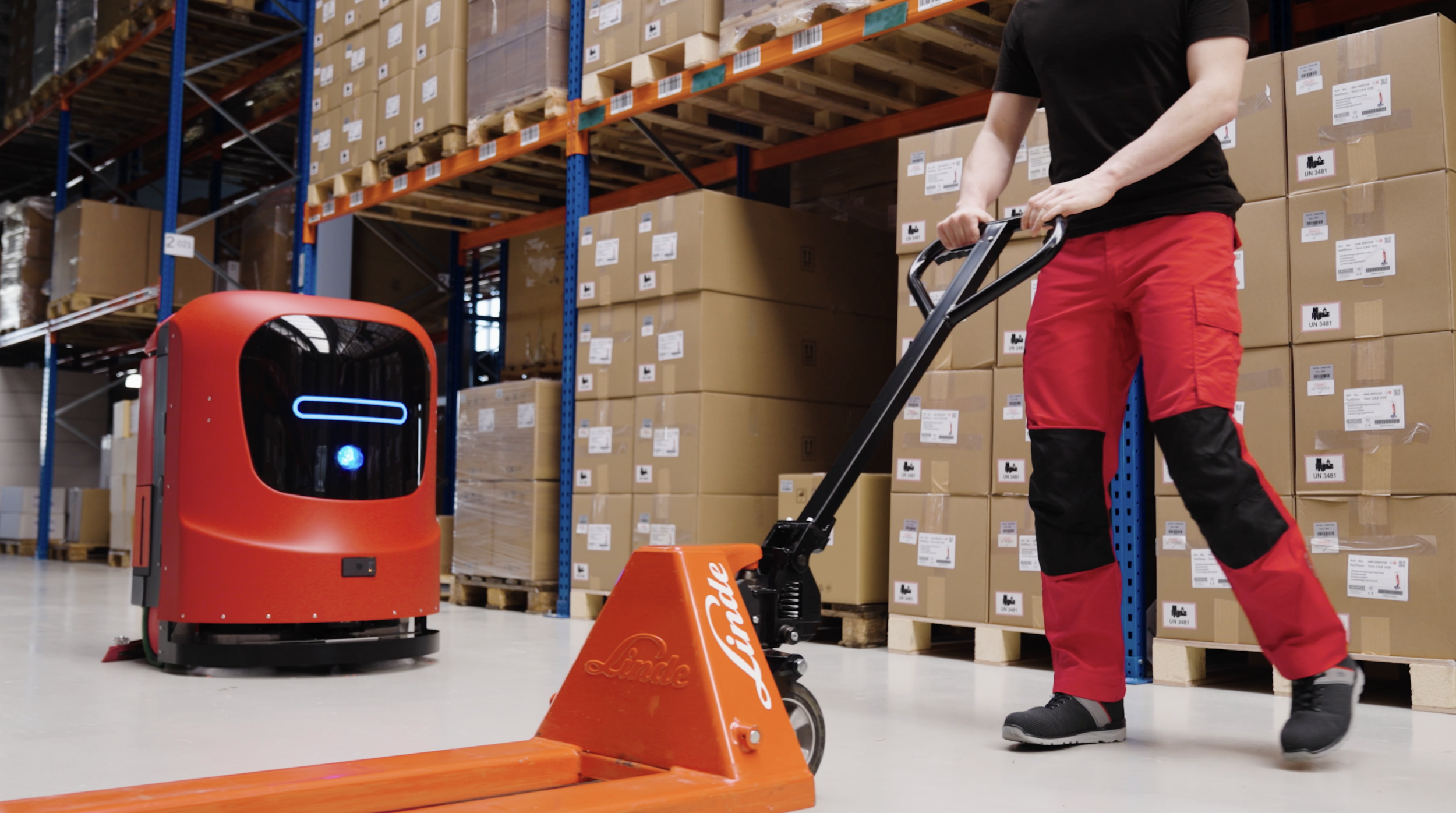 Robuste Umfelderfassung 4 Zentraler Bestandteil der Wahrnehmungssysteme des Reinigungsroboters RA660 Navi XL ist der 3D-Ultraschallsensor Adar von Sonair, der eine zuverlässige Hinderniserkennung ermöglicht.