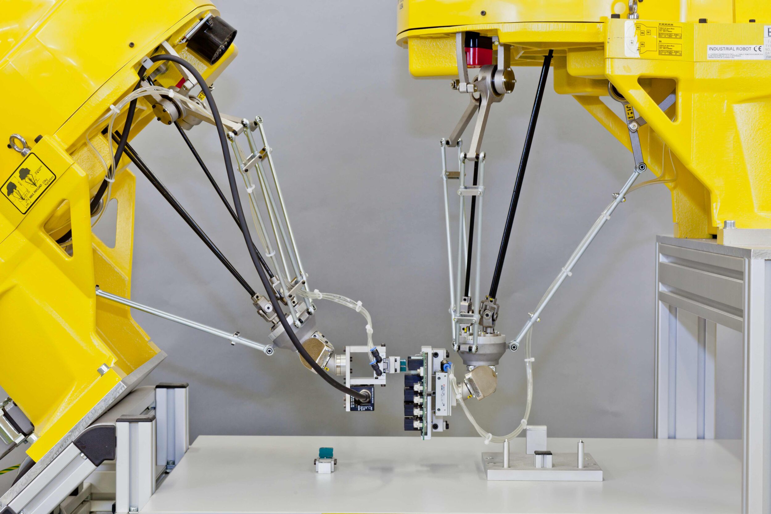 Über die Kooperation von Fanuc und Nvidia 3 Fanuc hat zahlreiche unterschiedliche Kinematiken im Portfolio, hier zu sehen: Scara-Roboter in einer Montagezelle für flexible Leiterplatten.