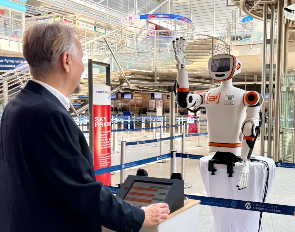 Fraunhofer IIS und Flughafen Nürnberg testen Roboterassistenten zur Reisendenbetreuung 1 LV Roboter Flughafen Axel