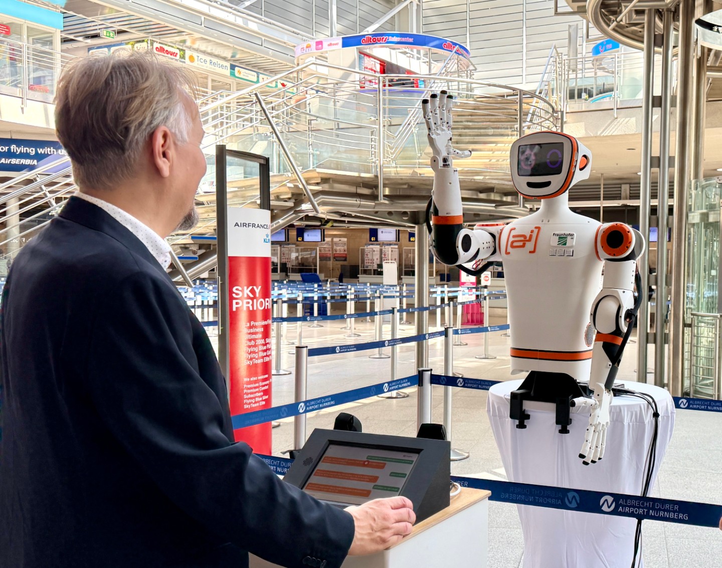 Fraunhofer IIS und Flughafen Nürnberg testen Roboterassistenten zur Reisendenbetreuung