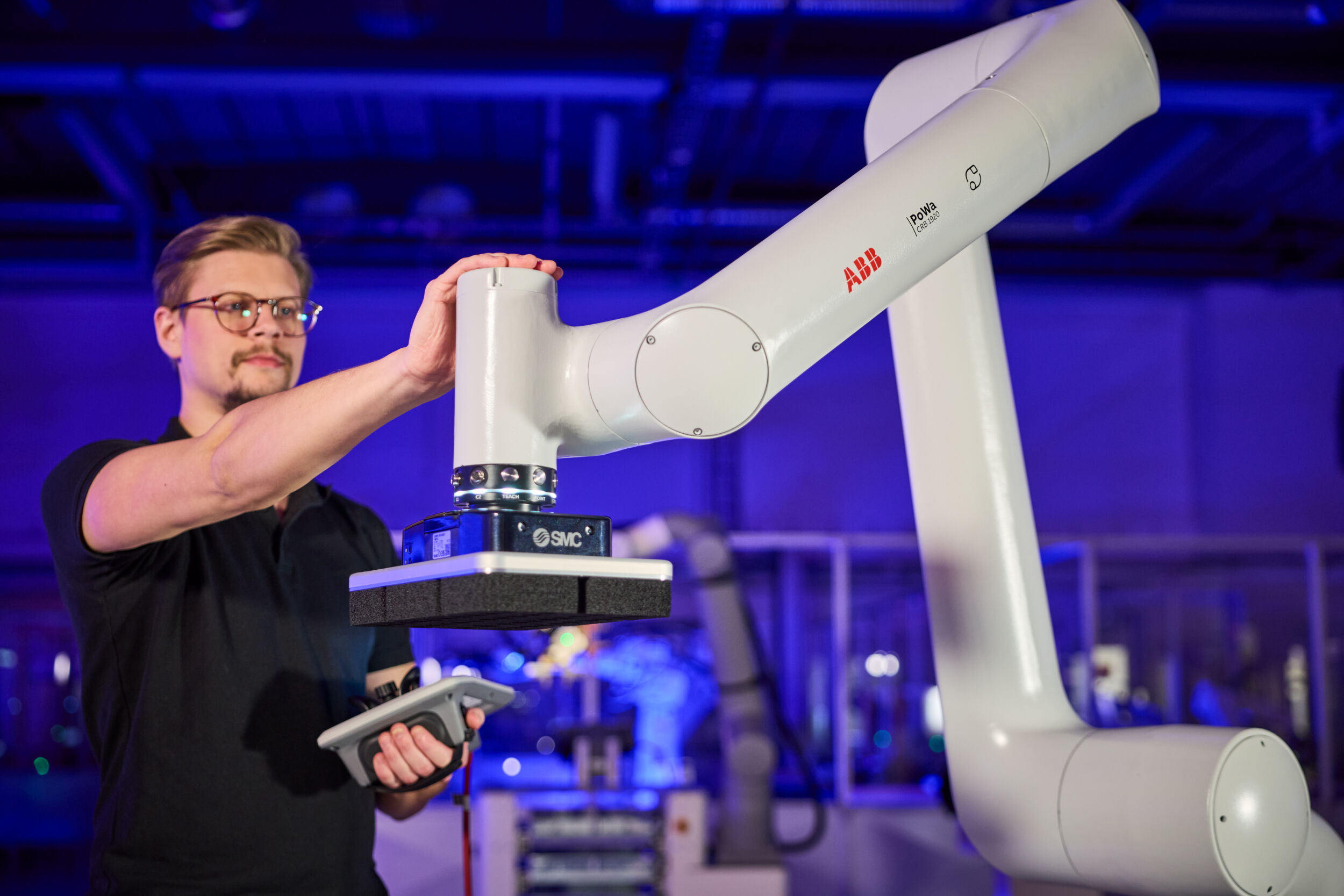 Mit der neuen Cobot-Familie PoWa schließt ABB Robotics die Lücke zwischen klassischen Cobots und herkömmlichen Industrierobotern. Damit können Hersteller schnellere Prozesse mit höheren Lasten automatisieren, während die charakteristischen Vorteile kollaborativer Robotik - Flexibilität, einfache Bedienung und geringer Platzbedarf - erhalten bleiben.