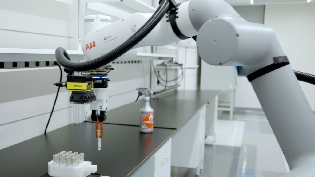 Physical AI für klinische Labore 1 260709 ABB Robotics Roche 1