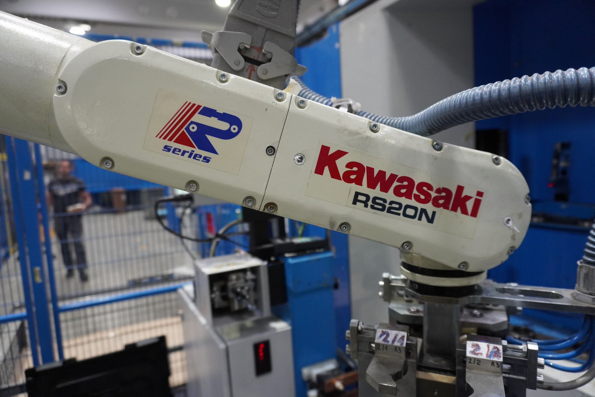 24 Jahre ohne Ausfall 16 24 Jahre ohne nennenswerte Ausfälle durch regelmäßige Wartung: So auch beim RS20N von Kawasaki Robotics