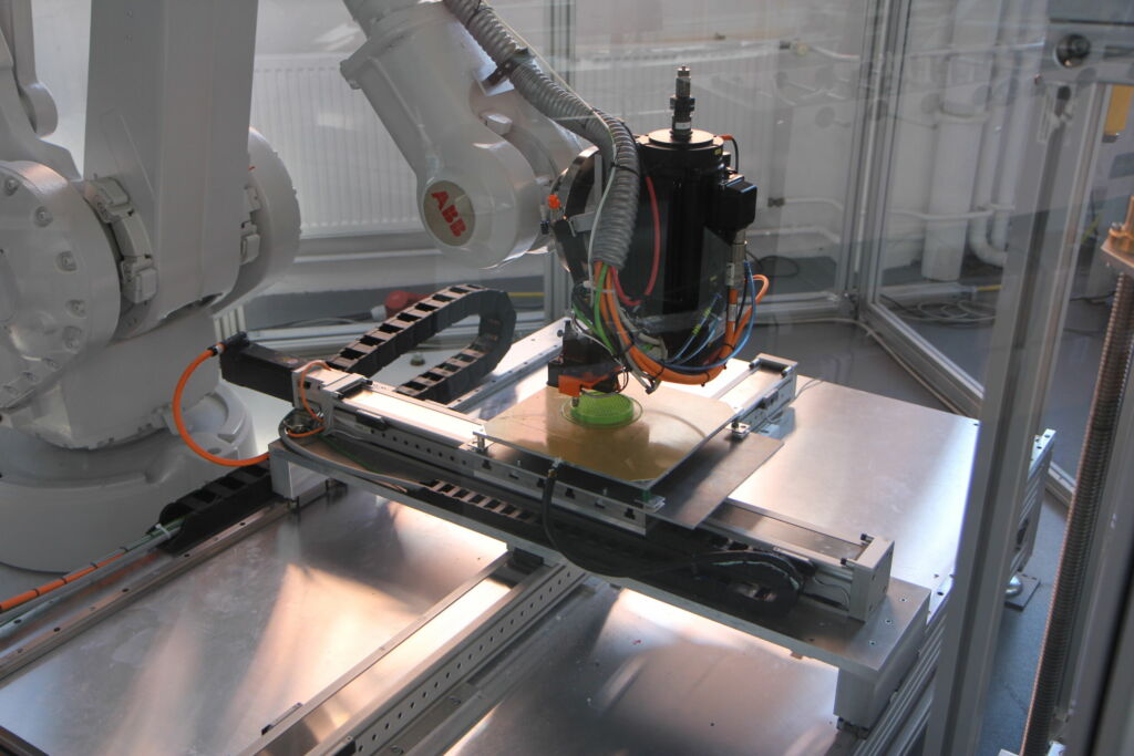 Aus Sicht der Forschung 3 2023 wurde eine zweite Roboterzelle mit offener Steuerungsplattform am ISW errichtet. Dabei handelt es sich um einen modifizierten ABB IRB 4400, hier zu sehen während der additiven Fertigung.