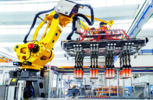 Durchsatz verdoppelt, Flexibilität gesteigert, Rüstzeiten reduziert 6 Mit 24 XTS-Motormodulen, 32 Magnetplattensets und einer selbst entwickelten Mover-Mechanik verdoppelte der italienische Maschinenbauer Clevertech die Leistung einer Verpackungsanlage für unterschiedliche Flaschen und verschiedene Kartons.