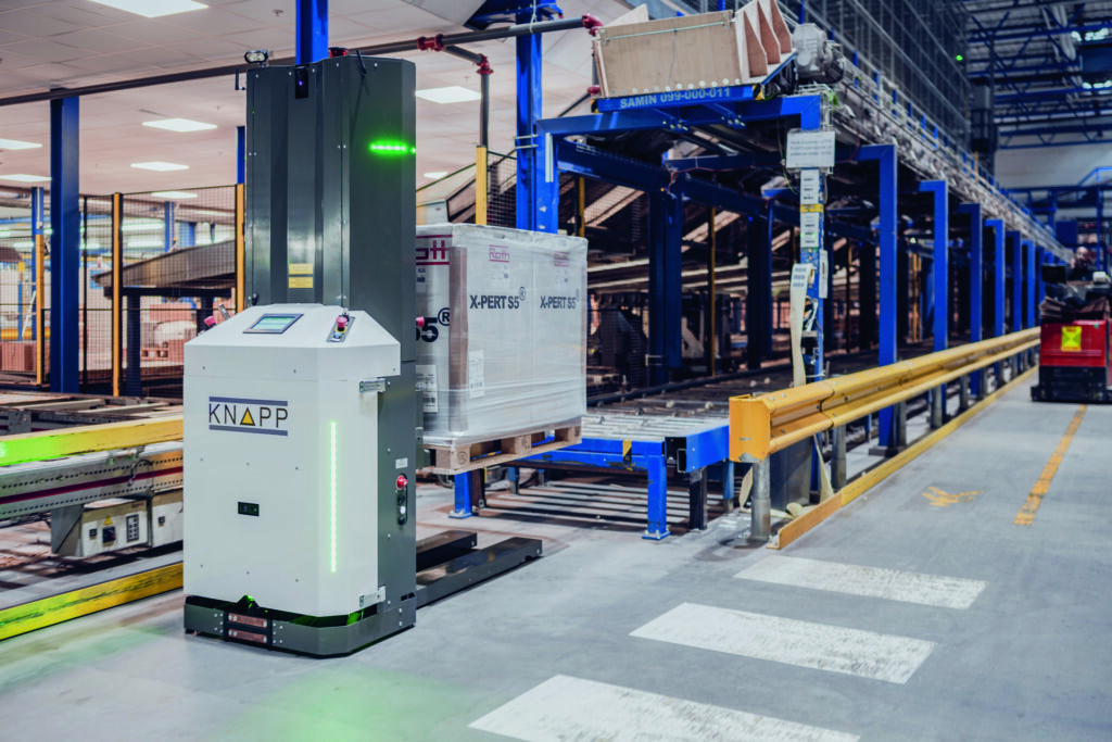 Flexible Palettenlogistik 17 Die Palettentransporte zwischen den Lagerbereichen werden bei Brødrene Dahl autonom von acht Open Shuttle Fork übernommen.