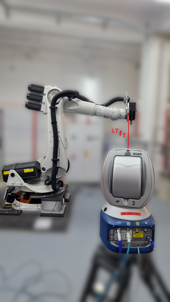Aus Sicht der Forschung 1 Am Institut für Steuerungstechnik der Werkzeugmaschinen und Fertigungseinrichtungen (ISW) der Universität Stuttgart konnte 2019 eine Roboterzelle aufgebaut werden, bei der ein Dürr Eco RS 210-2 (Kinematik: Kuka KR210-2, hier mit offener Steuerungsplattform) mit Bosch-Rexroth-Umrichtern mittels des Echtzeitbetriebssystems TenAsys Intime angesteuert werden kann.