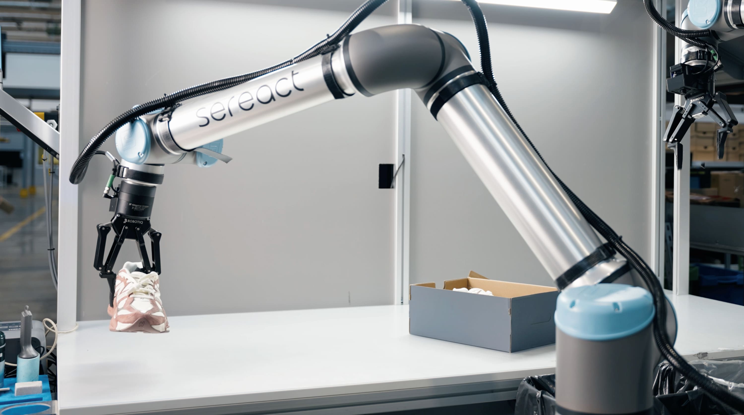 Immer schnellere Roboter genügen nicht mehr 3 Sereacts Cortex 2.0 ermöglicht es Robotern, auch unbekannte Objekte sicher zu greifen, ohne aufwändige Neuprogrammierung.