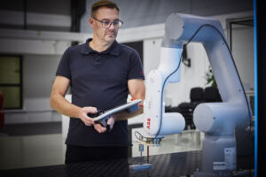 Bausteine für eine einfache Programmierung 5 Intuitive No-Code-Tools und KI-gestützte Software senken die Einstiegshürden in die Robotik und machen sie selbst für Anwenderinnen und Anwender ohne Programmierkenntnisse schnell zugänglich.