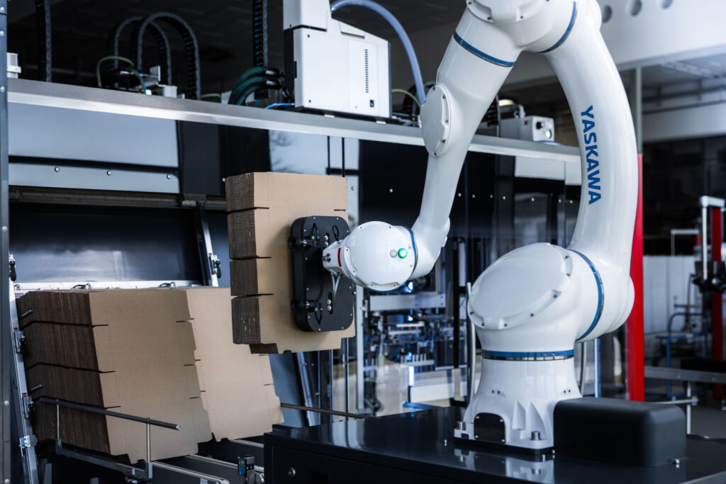 Magazin-Beladung für Karton-Verpackungsmaschinen per Cobot 1 WMM 7063