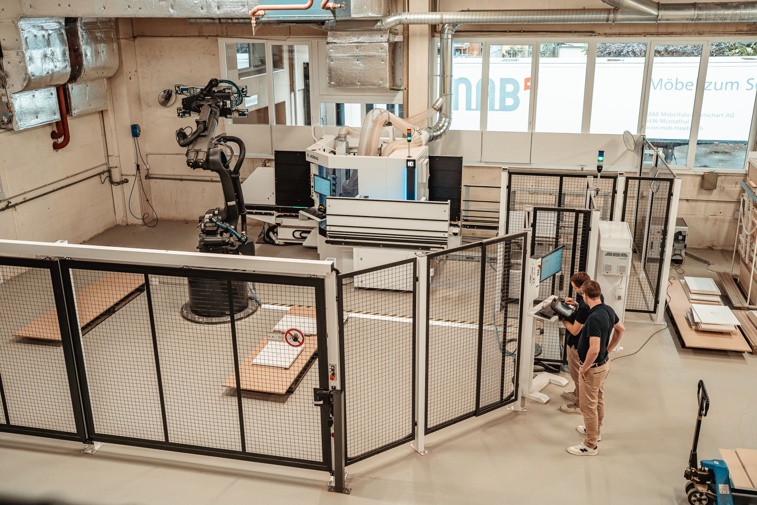 Roboter mit 3D-Blick 5 Die Roboterzelle bei MAB Möbel bearbeitet Werkstücke vollständig autonom.