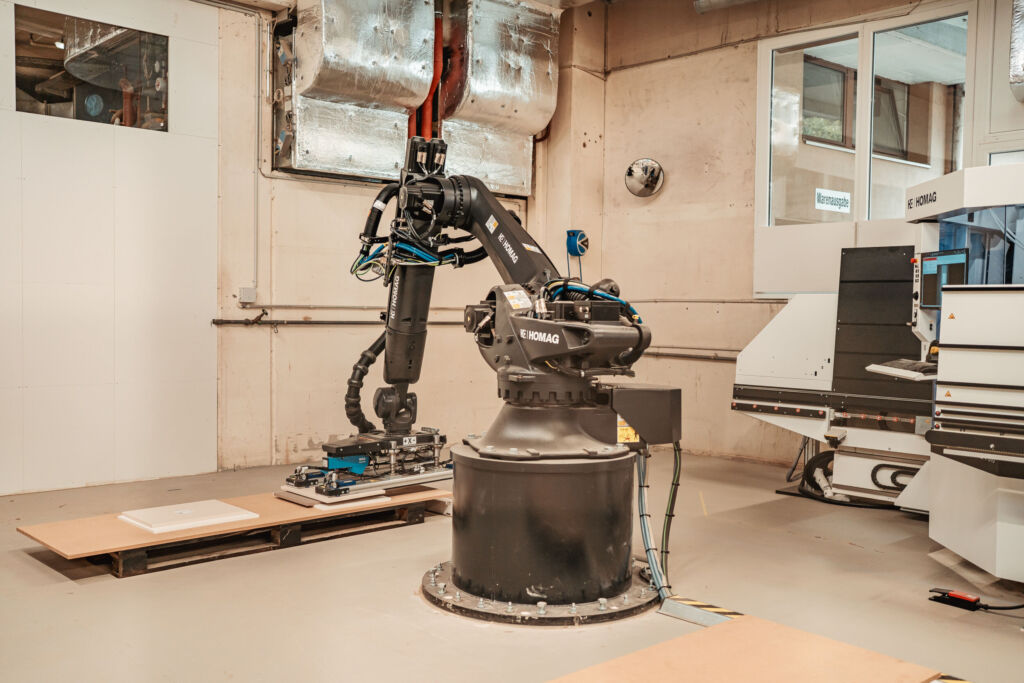 Roboter mit 3D-Blick 1 Nach dem Greifen führt der Roboter das Bauteil dem CNC-Bearbeitungszentrum zu.