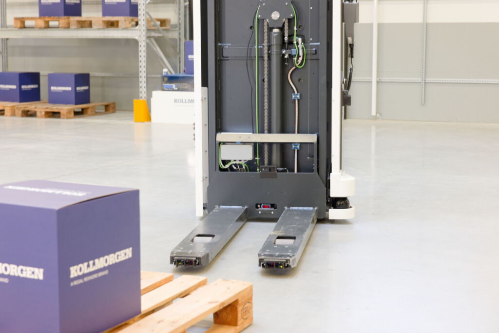 Mehr Toleranz 16 Im Testzentrum bei Göteborg validiert Kollmorgen Automatisierungsplattformen an verschiedenen FTS und AMR. Beim Dynamic Load Docking greifen Fahr- und Hubsystem ineinander, um die Last effizient aufnehmen oder ablegen zu können.