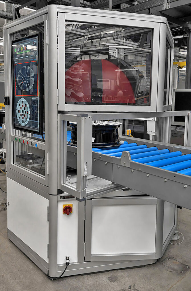 Systemlösung mit Gigapixel-Multi-Kamera 1 Mit dem Förderband integriert in den QBIC Wheels werden Autofelgen in der abschließenden Qualitätskontrolle in einer Taktzeit unter 6,2s geprüft.