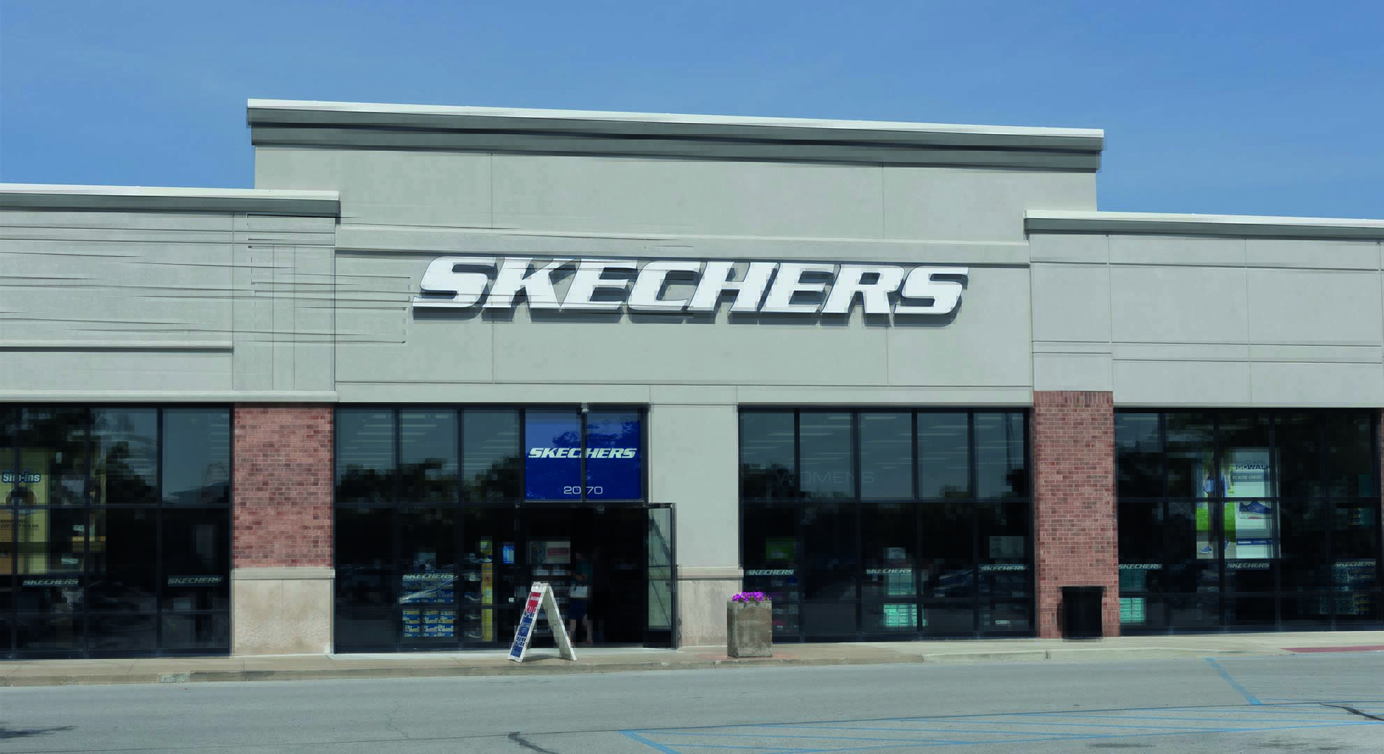 Hochautomatisiertes Distributionszentrum 44 Skechers gehoert zu den weltweit fuehrenden Schuhmarken und ist in rund 180 Laendern und Regionen vertreten