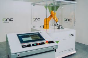 Das von CNC Solutions entwickelte Technology Package umfasst ein Beckhoff-Motion-Cabinet mit CNC-ähnlichem HMI und Handbediengerät, die Ency-Software für Offline-Programmierung, Simulation sowie Kollisions- und Singularitätsprüfungen sowie eine übersichtliche Verbindung über ein einziges Kabel zu einem Stäubli-Roboter.