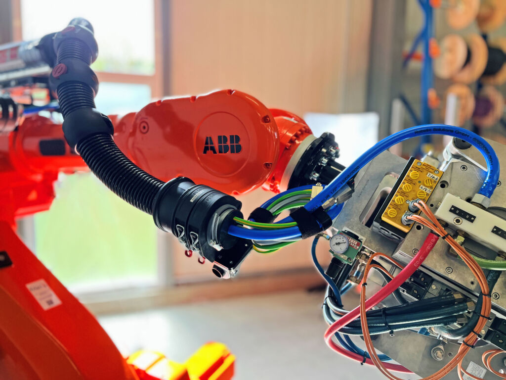 Technische Anforderungen, typische Kostentreiber und integrierte Lösungsansätze 3 Spezialkabel für Robotikanwendungen sind konstruktiv exakt auf diese Belastungsprofile ausgelegt.