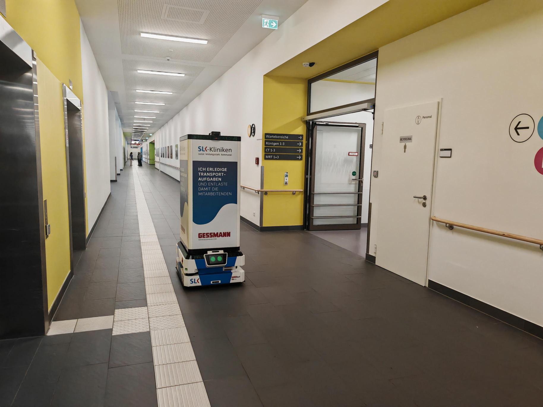 AMR übernimmt Medikamententransport 12 Der GESSbot transportiert Medikamente autonom zwischen Zentralapotheke und Onkologie