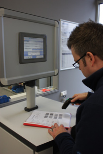 Von der Werkhalle in das Kontrollsystem 3 Von der Werkhalle in das Kontrollsystem