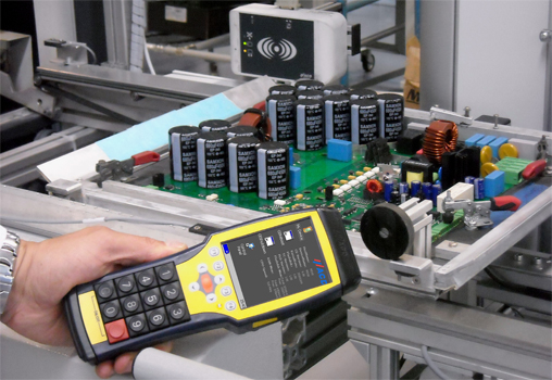 Platinen automatisch durch den Lötprozess schleusen