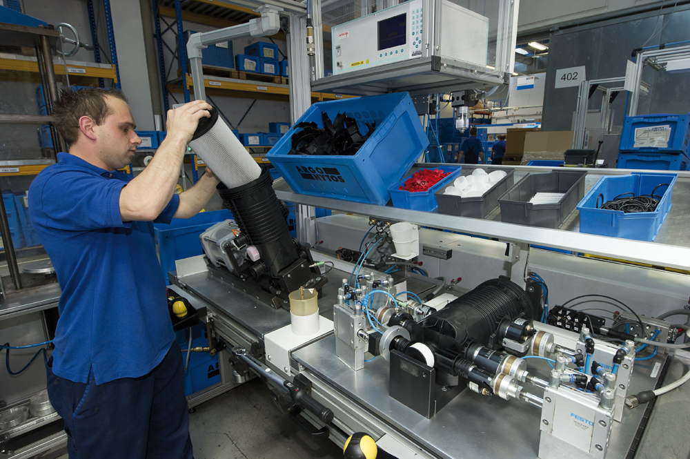 Mit Unterstützung der Mitarbeiter 1 Mit Unterstützung der Mitarbeiter