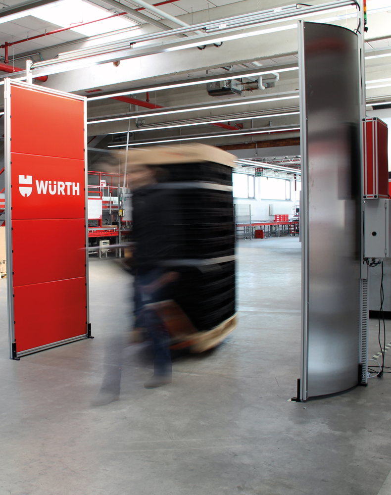 Ein Tor erfasst gleichzeitig viele Behälter