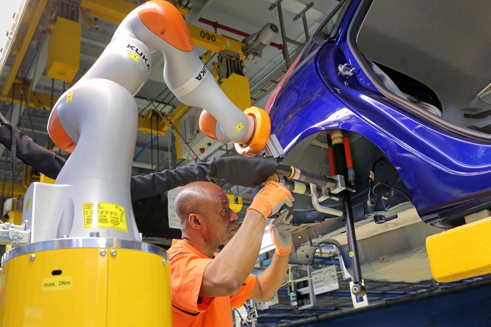 Mensch und Maschine arbeiten Hand in Hand