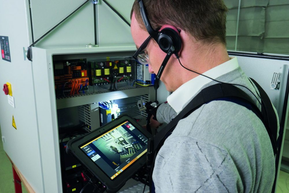 Mit Tablet und Headset