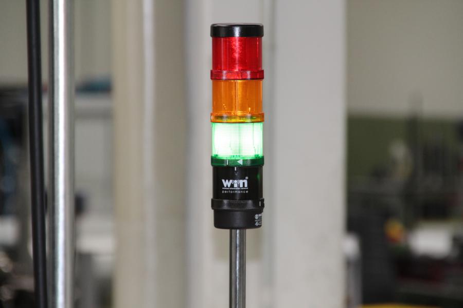 Überblick im Werk mit Signalsäulen und Bildschirmen