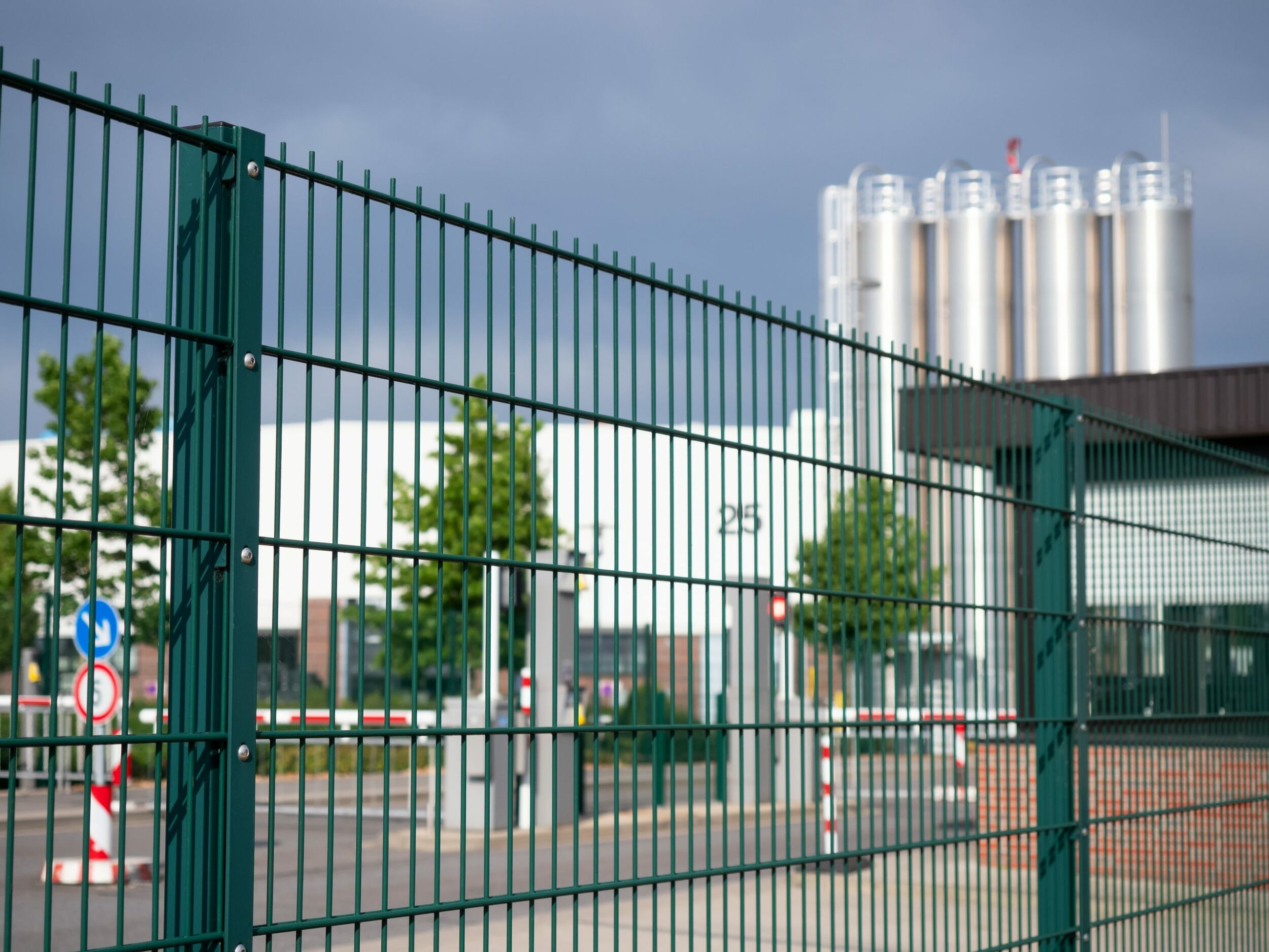 Gebäude, Daten und Personen schützen 4 Gebäude, Daten und Personen schützen