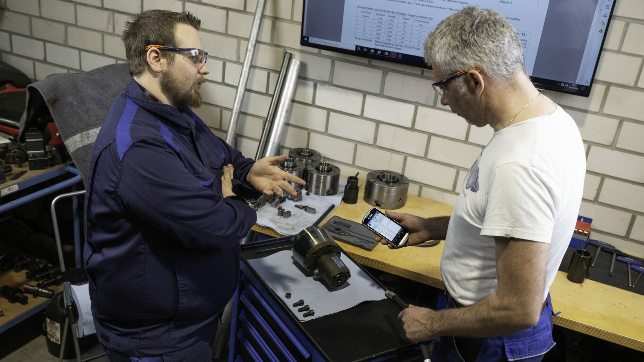 Software führt durch die Montage 3 Software führt durch die Montage