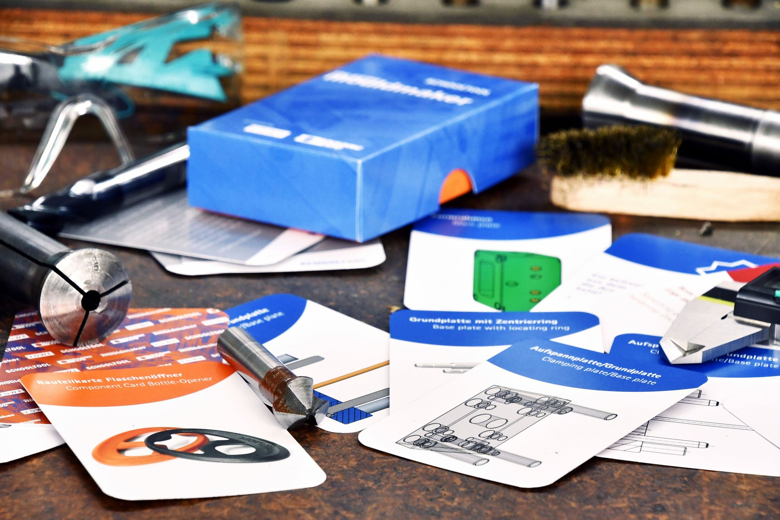 Karten spielen und Werkzeug- und Formenbau lernen