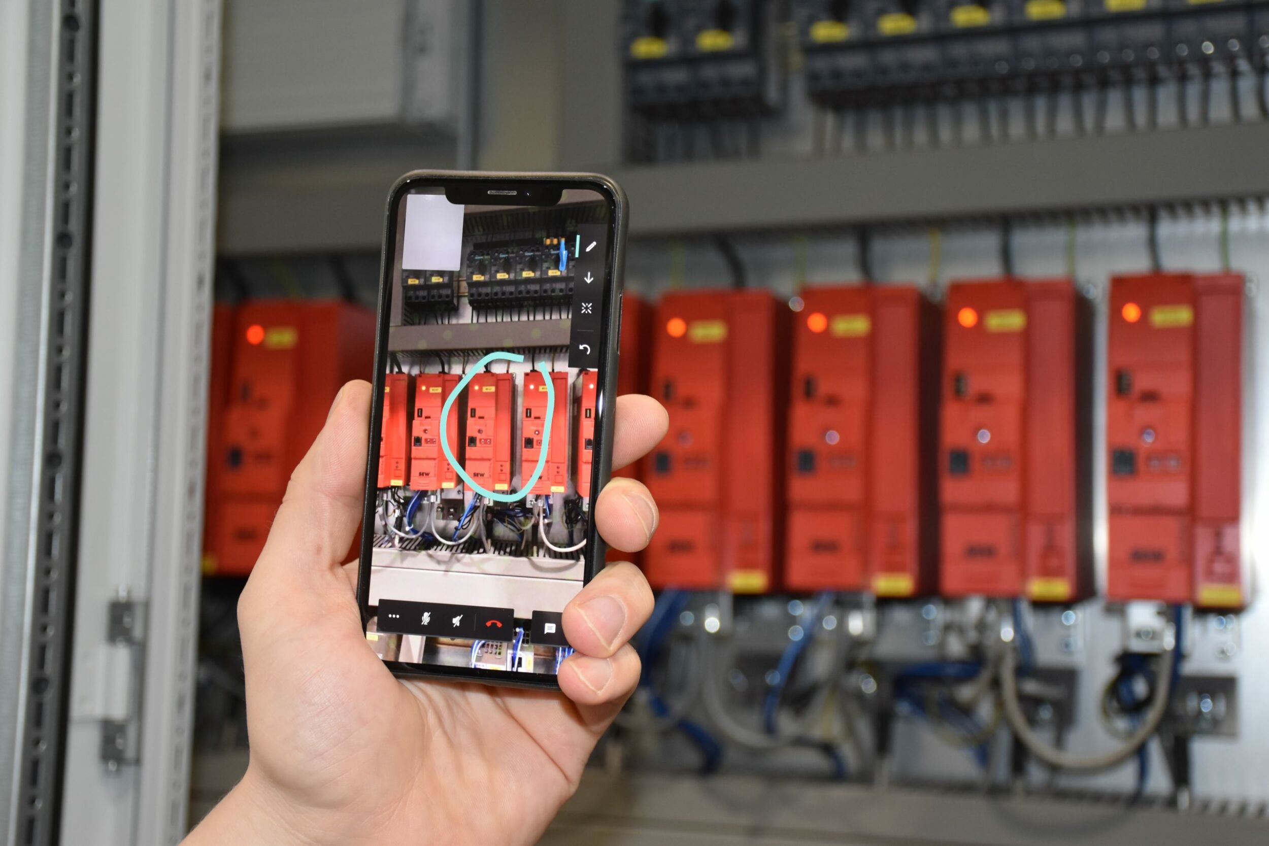 Techniker mit Augmented Reality zugeschaltet