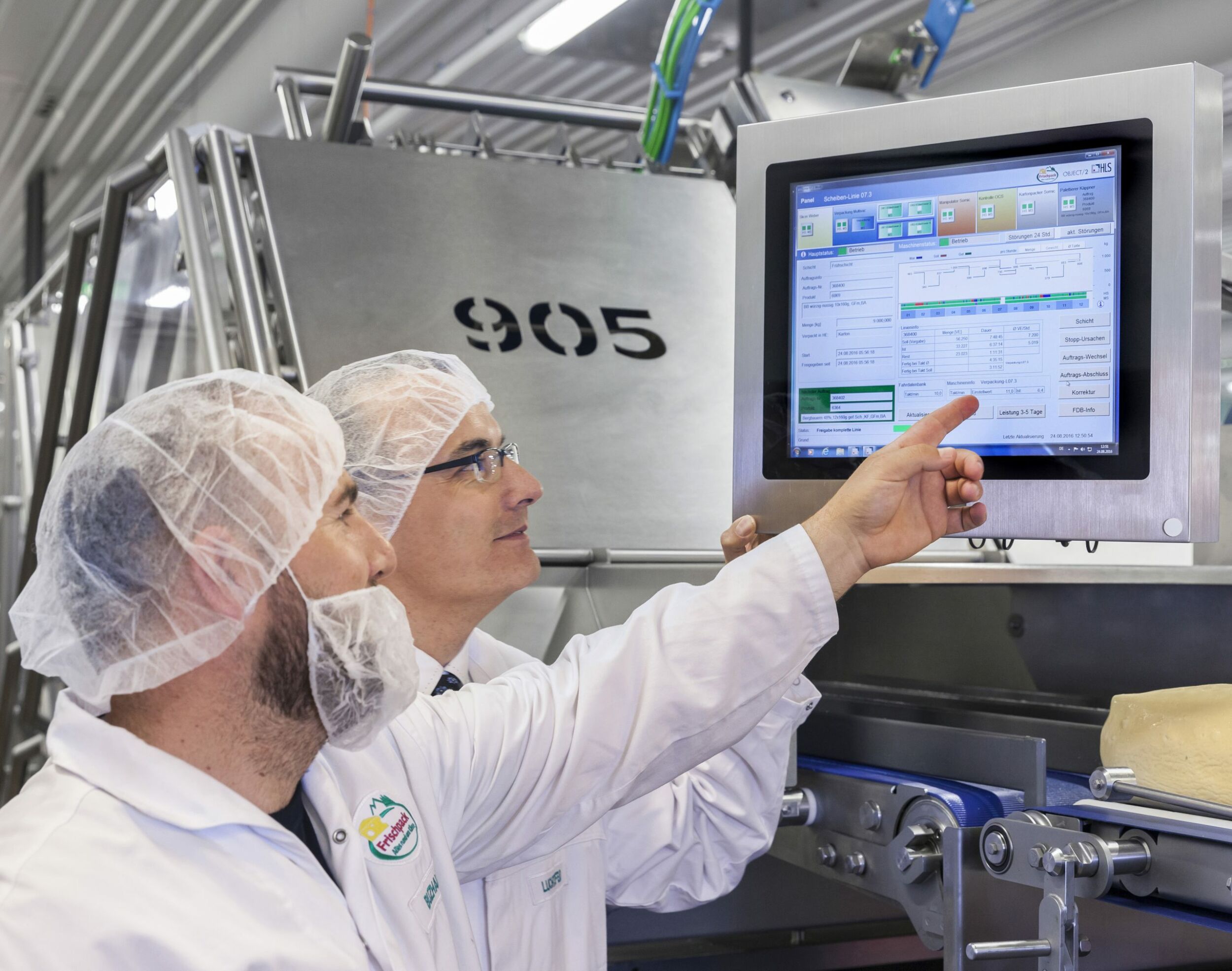 Genau bis zu den Löchern im Käse