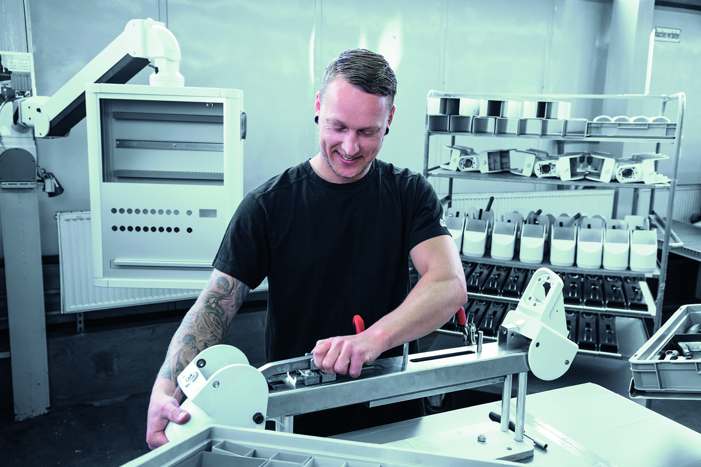 Vom Komponentenhersteller zum HMI-Komplettanbieter 9 Vom Komponentenhersteller zum HMI-Komplettanbieter