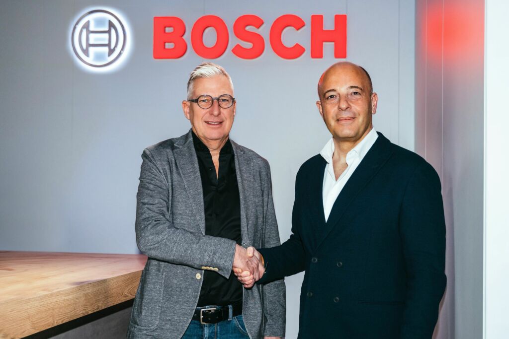 Vereinbarten projektbezogene Zusammenarbeit ihrer Unternehmen: Dr. Johannes-J&ouml;rg R&uuml;ger, CEO Bosch Engineering GmbH und Cosimo De Carlo, CEO EDAG Group.