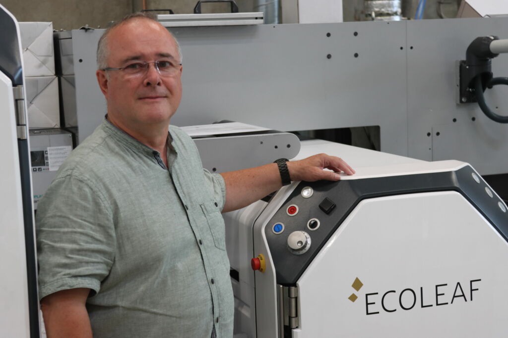 Glänzende Ergebnisse mit virtuellen Workstations 1 Die Ecoleaf-Technologie ist zunächst auf den Einbau in Etikettendruckmaschinen ausgelegt, soll aber nach und nach auch für Shrink Sleeves, In-Mold-Etiketten und Tubenlaminate zur Verfügung stehen.