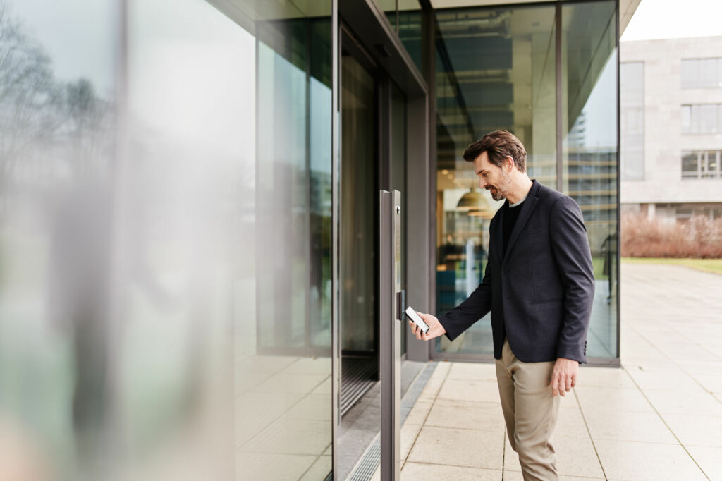 Zutrittskontrolle ist auch IT-Schutz. Denn physische Sicherheitssysteme sch&uuml;tzen vor unbefugtem Zugriff auf die IT-Infrastruktur.