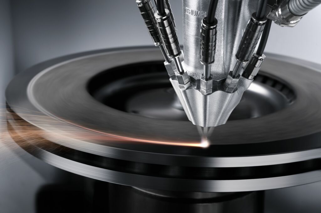 Durch das innovative Design der Pulverd&uuml;se im Metall-3D-Druck wird die Herstellung von emissionsarmen Bremsscheiben noch effizienter und prozesssicherer. &Uuml;ber dieses Thema sprechen Tim Hesse und Axel Frey vom Lasertechnikkonzern Trumpf in ihrem Vortrag au