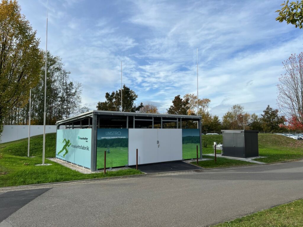 Fraunhofer IWU erprobt wasserstoffbasierte Energiesysteme 1 Das neue H2-Kraftwerk an der Forschungsfabrik des Fraunhofer IWU. Unmittelbar macht es Wasserstoff als Energiespeicher für die Forschungsfabrik nutzbar.