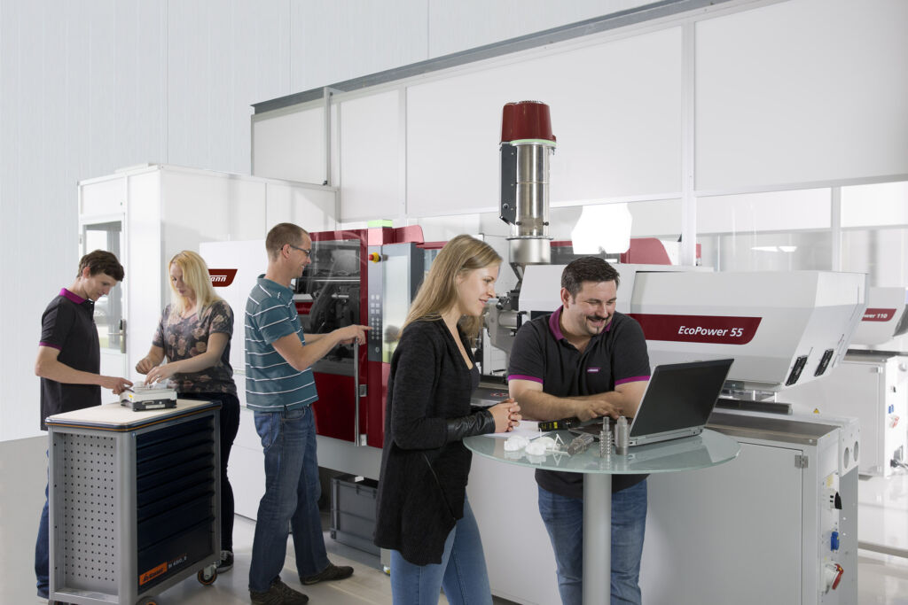 Zentrales Ticketsystem und Online-Portal: Service Desk für alle Standorte 1 Schulung Gruppe vor Maschine 2017 05 01 WITT