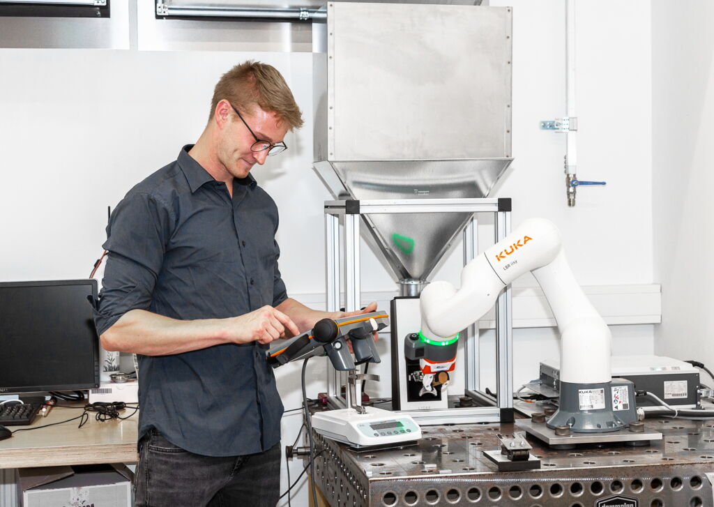 Cobot in der Qualitätssicherung 1 Dipl.-Wirt.-Ing. (FH) Alexander Fahringer, Technischer Entwicklungs- und Versuchsingenieur bei Gronbach, ist davon überzeugt, dass Cobots u.a. im Qualitätsmanagement künftig einen festen Platz haben.