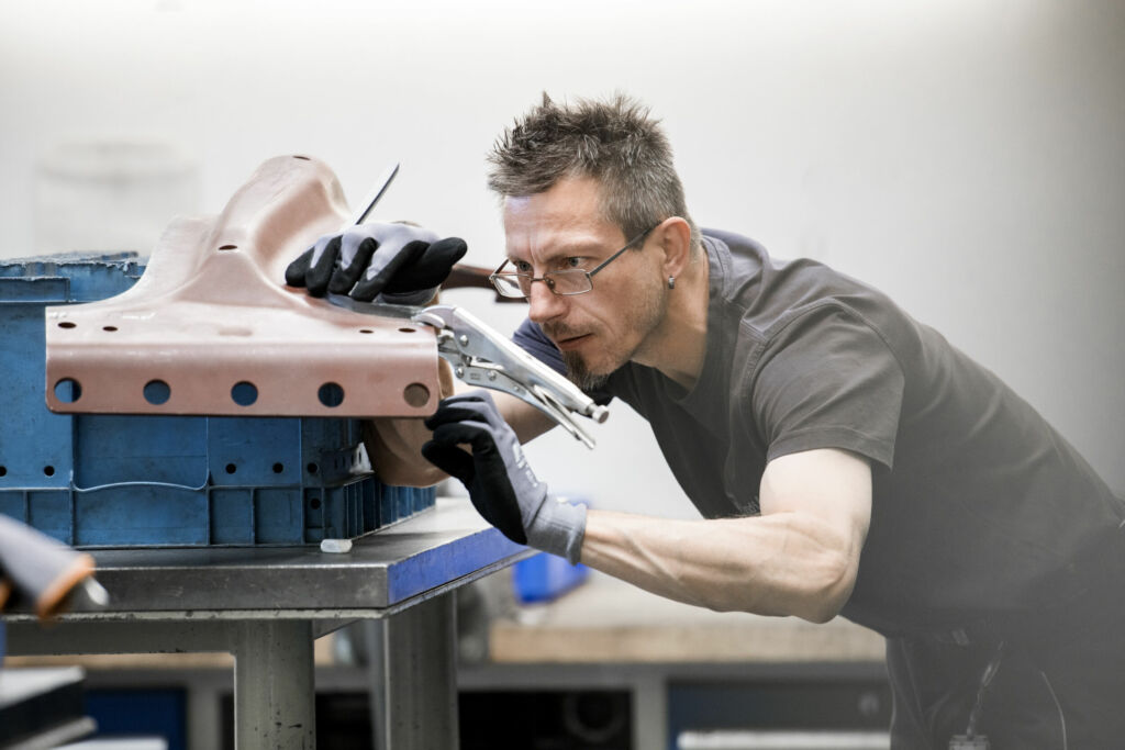 Mobile Systeme zur Qualitätssicherung: Laserassistenz im Unikate-Fahrzeugbau 1 Vor der Zusammenarbeit mit Extend3D wurden für die akkurate Positionierung der Bolzen auf den Karosserien aufwendige Schablonen genutzt.