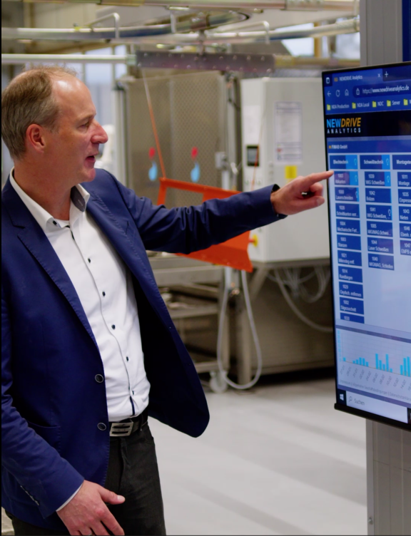 Prozessoptimierung in der anspruchsvollen Montage 2 Markus Fiedler, Geschäftsführer von Fimab, demonstriert wie Newdrive Analytics im täglichen Shopfloor Management eingebunden ist.