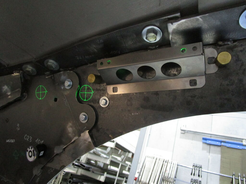 Mobile Systeme zur Qualitätssicherung: Laserassistenz im Unikate-Fahrzeugbau 4 Die Projektionen auf dem Bauteil erfolgen über Fadenkreuze, welche das Zentrum der Bolzen darstellen.