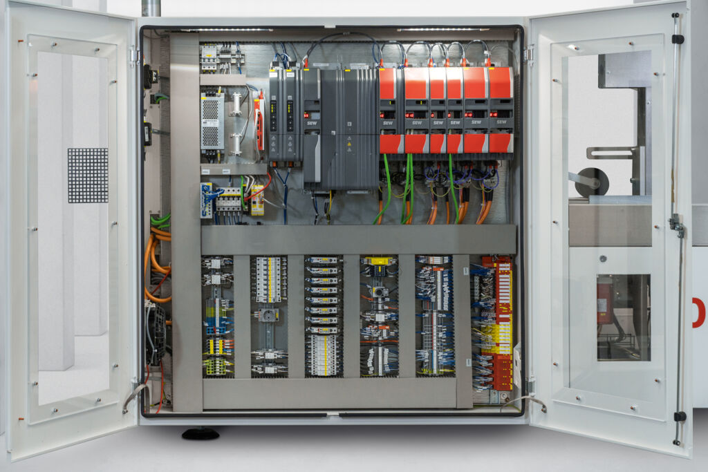Energieoptimierte Verpackungsmaschine 2 Die Power and Energy Solutions des Automatisierers sollen Lastspitzen reduzieren und eine wirtschaftliche Anschlussverkabelung unterstützen. In der Mitte oben ist das Versorgungsmodul MDP (grau) angeordnet, rechts daneben die Einachsmodule MDA des Applikationsumrichters Movidrive modular.